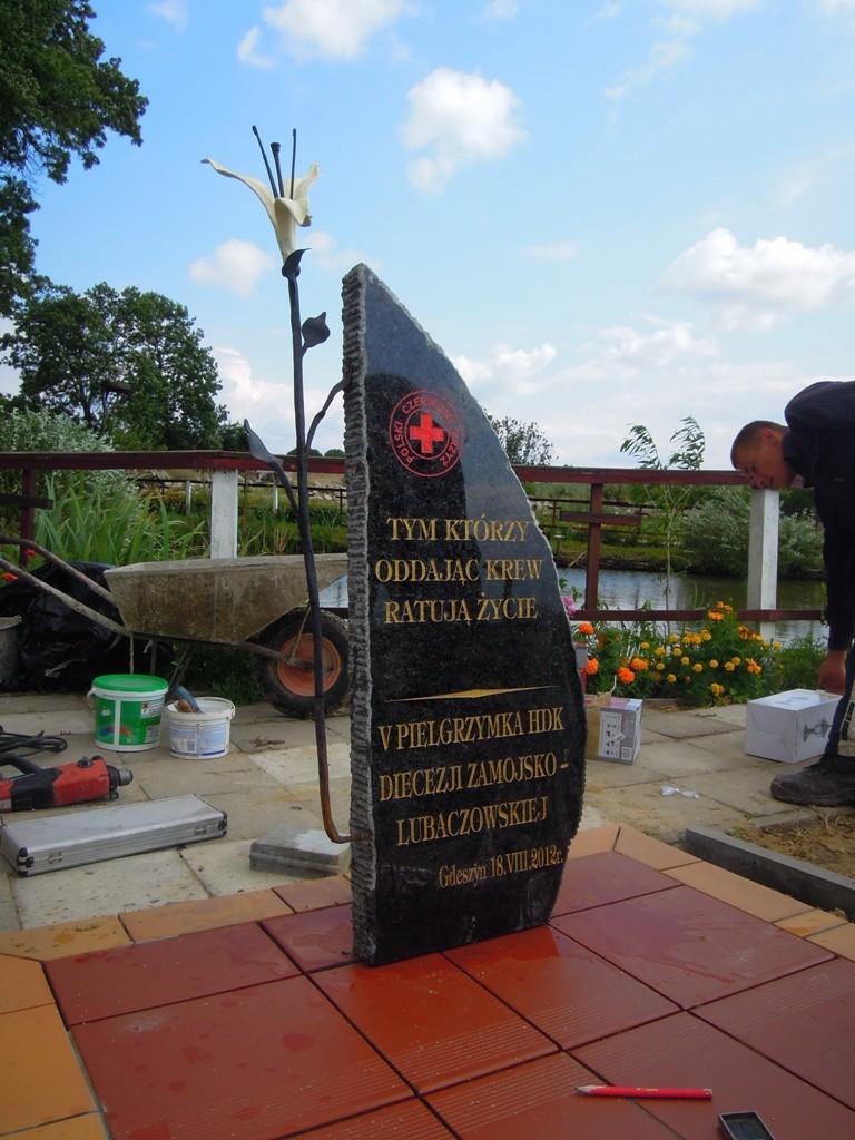 W Gdeszynie stanął obelisk poświęcony krwiodawcom (ZDJĘCIA)