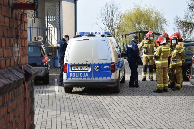 Policja i strażacy zawodowi przed I LO w Żninie. Interwencja po wiadomości o podłożonej w szkole bombie