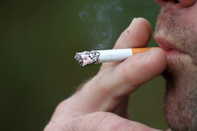 Mężczyzna palił papierosa przy tankującym samolocie. Był agresywny i wulgarny wobec upominających go strażników granicznych