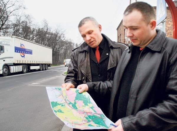 By tiry nie jeździły ulicą Armii Krajowej, potrzebne są obwodnice - uważają Czesław Klećko i Dawid Kmiotek z Ząbkowic