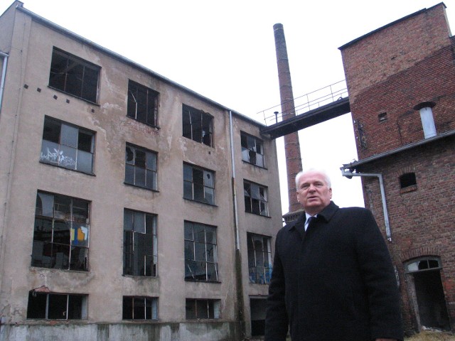 Burmistrz Grodziska przed budynkiem dawnej warzelni