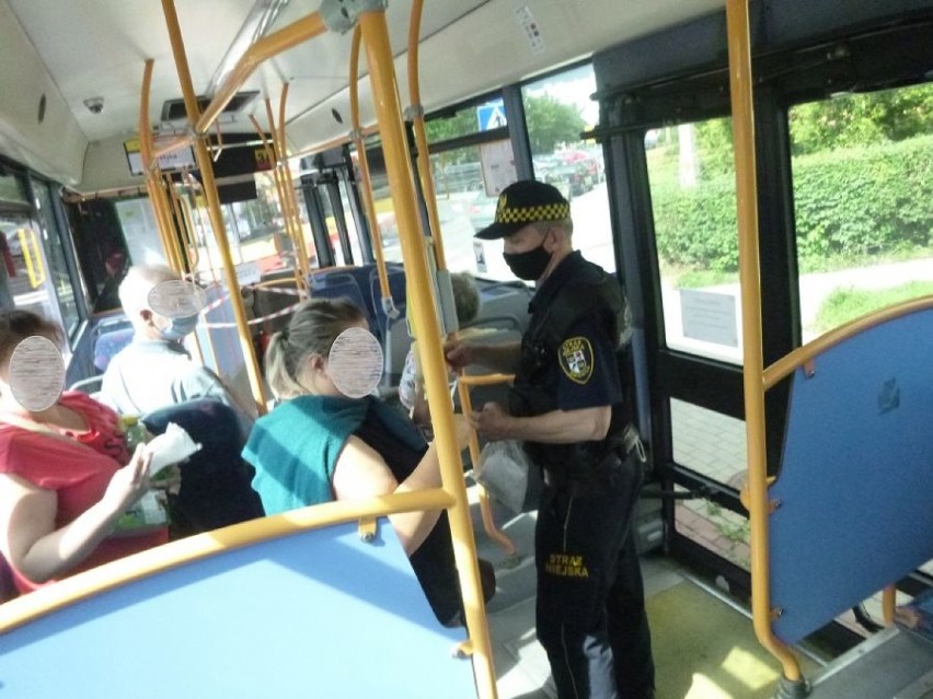 Świdniccy strażnicy kontrolują noszenie maseczek w autobusach. To nadal obowiązek!