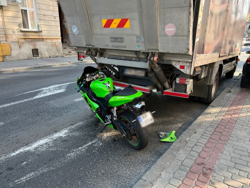 W Przemyślu kierujący motocyklem Kawasaki Ninja uderzył w ciężarówkę [ZDJĘCIA]