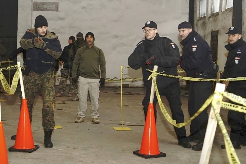 Zobacz, jak ćwiczą policjanci i marynarze US Navy. Szkolenie...