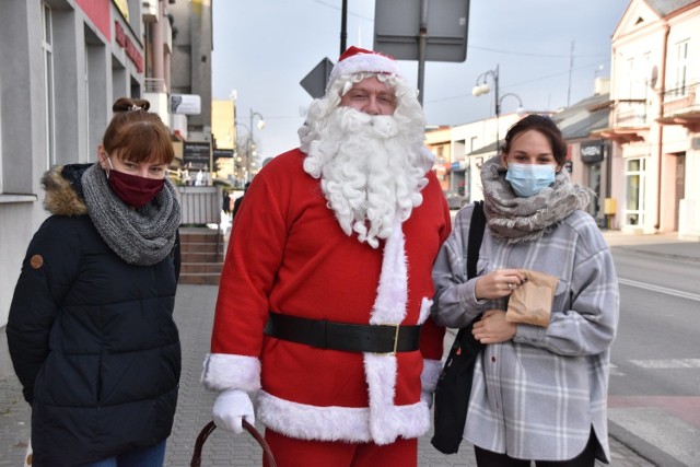 Święty Mikołaj wyszedł na ulice Jędrzejowa. Towarzyszył mu burmistrz i przewodniczący. Było wiele radości i cały kosz słodkości.