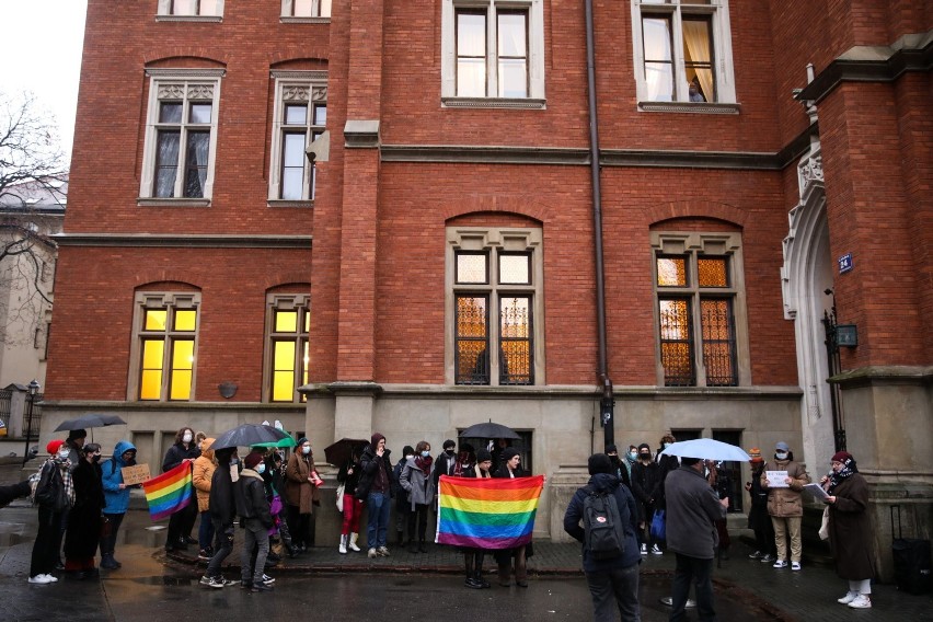 Kraków. Protestowali pod hasłem: "Stop Transfobii na UJ!" [ZDJĘCIA]