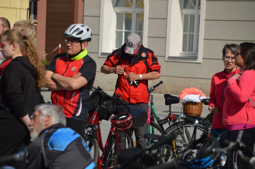 Edukacyjny rajd rowerowy z Rawicza do Żylic z fantastyczną frekwencją. Na starcie zjawiło się ponad 150 cyklistów [ZDJĘCIA]