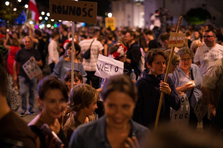 3xVeto po Pałacem Prezydenckim. Bezpartyjny protest...