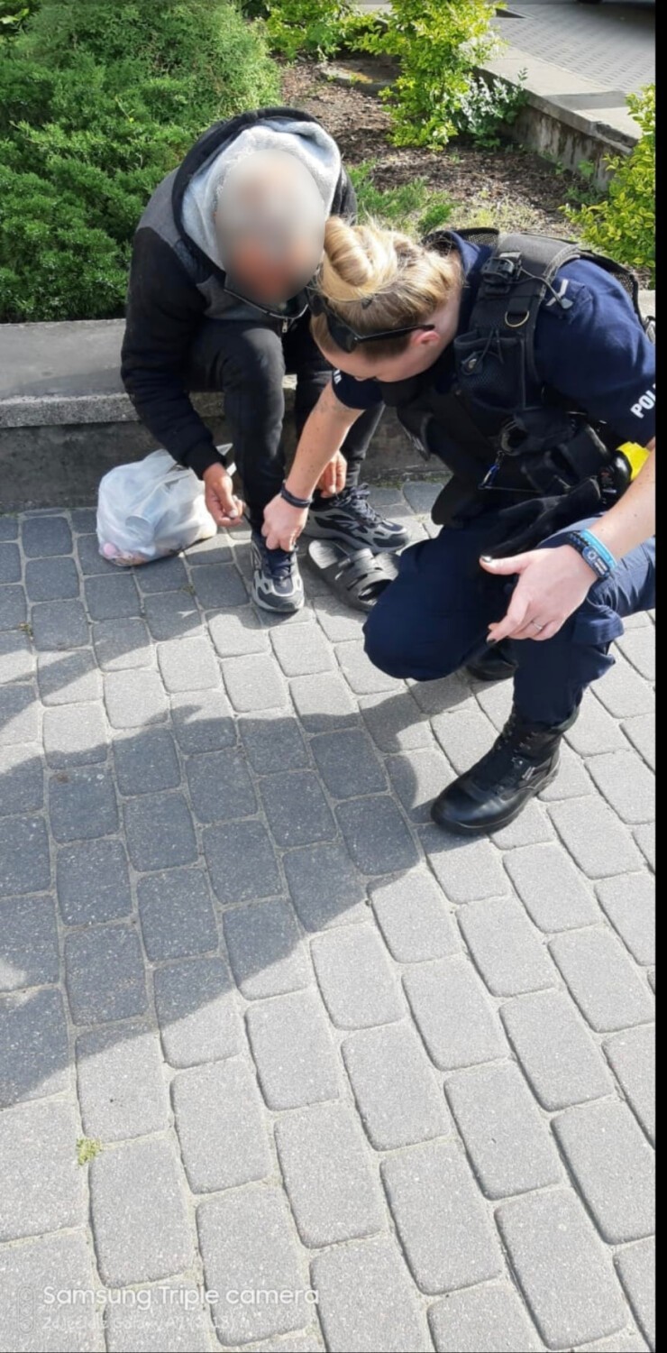 Policjanci pomagają osobie bezdomnej. Tym razem 60-latkowi z...