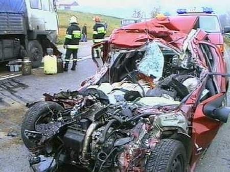 Śmierć na miejscu poniósł kierowca Peugeota, 64-letni Jan S. z  Elbląga, oraz jadąca z nim 52-letnia Elżbieta A.