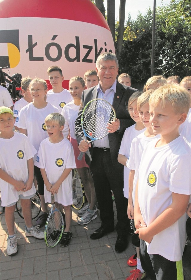 Marszałek Województwa Łódzkiego Witold Stępień w otoczeniu utalentowanej młodzieży na kortach MKT otwierał finały Orlikowej Ligi Mistrzów w tenisie