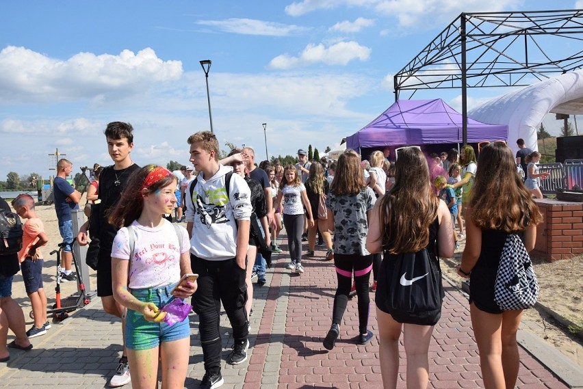 Holi Festiwal w Kraśniku. Mieszkańcy bawili się nad zalewem. Zobacz galerię zdjęć
