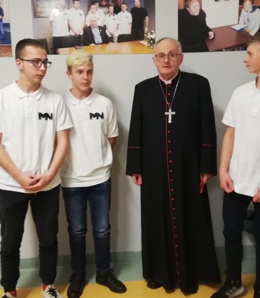 Malbork. Biskup elbląski z wizytą w Młodzieżowym Ośrodku Wychowawczym. Była to "szczególna lekcja wychowawcza i religii"