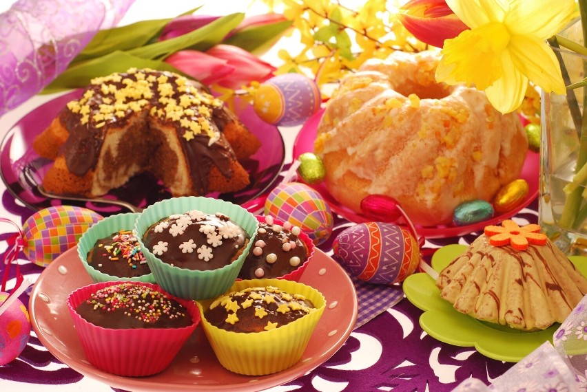 Wielkanocne babki i inne słodkości to kluczowe elementy...