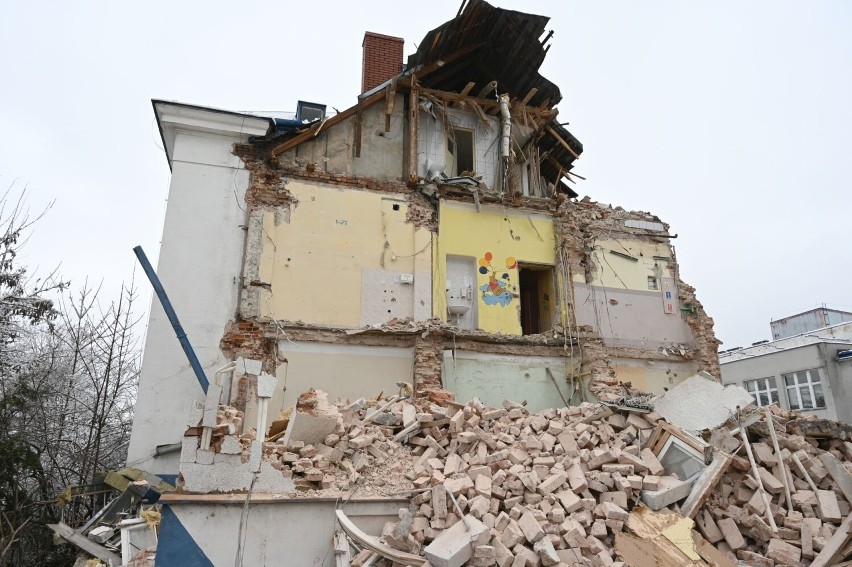 Ruszyło wyburzanie budynku po szpitaliku dziecięcym przy Langiewicza w Kielcach. Zobacz na zdjęciach, co tam się dzieje