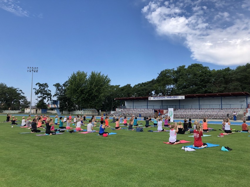 Joga na trawie na Stadionie Miejskim w Kościanie FOTO