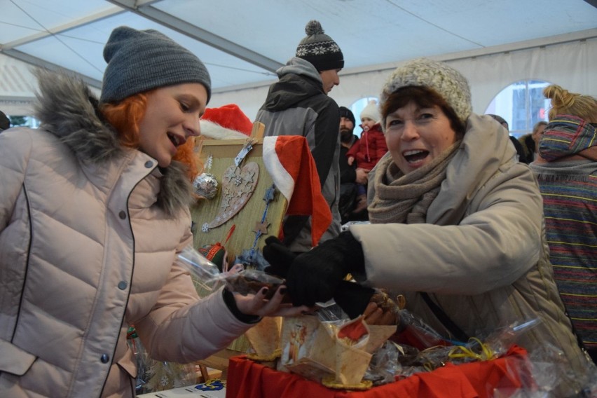Jarmark świąteczny w Pucku (2018). Stary Rynek zamienił się na dwa dni w krainę Świętego Mikołaja | ZDJĘCIA, WIDEO