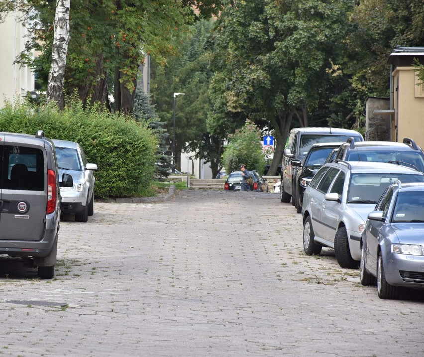 Malbork. Stare Miasto ma problem z parkowaniem. Jak dopasować miejsca do potrzeb i umożliwić wszystkim wjazd na osiedle? Trwają konsultacje