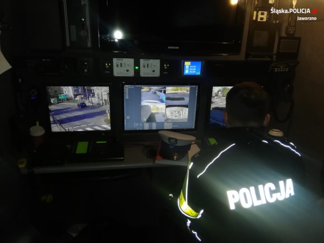 Jaworzniccy funkcjonariusze działają przy wsparciu mundurowych z Komendy Wojewódzkiej Policji, obsługujących "RSD", dzięki któremu policjanci oglądają ruch drogowy w mobilnym centrum monitoringu.