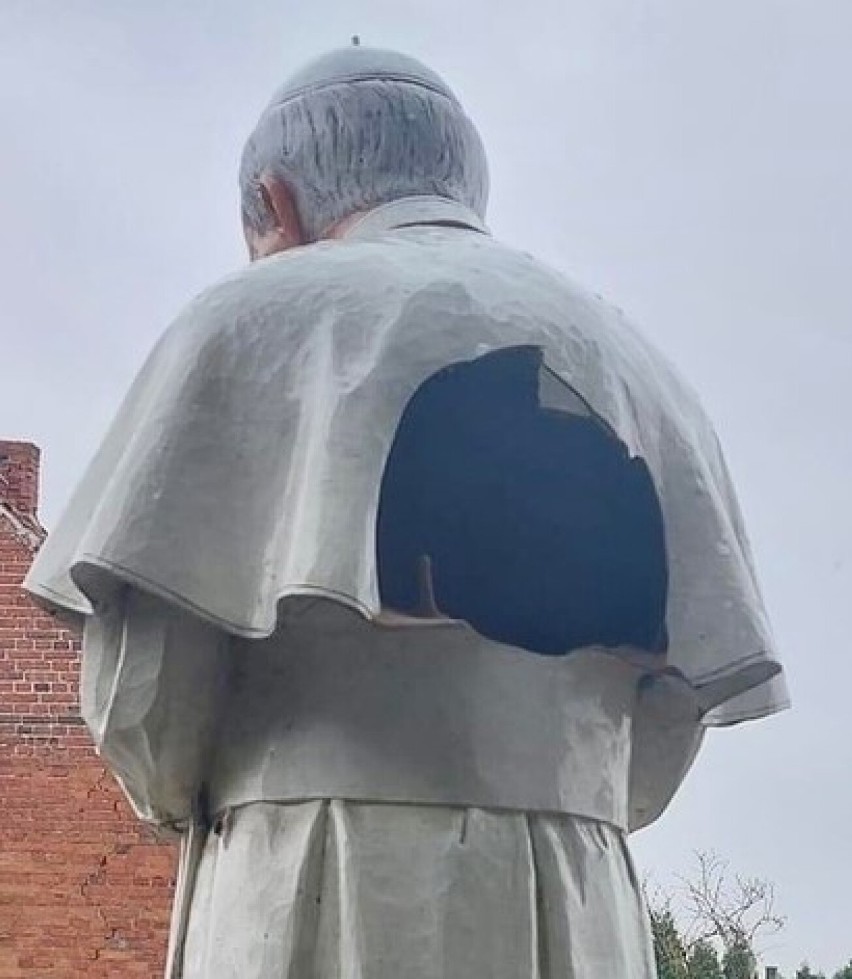Uszkodzona figura Jana Pawła II