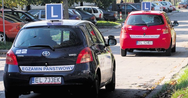 Kursanci zdają egzamin na toyotach yaris