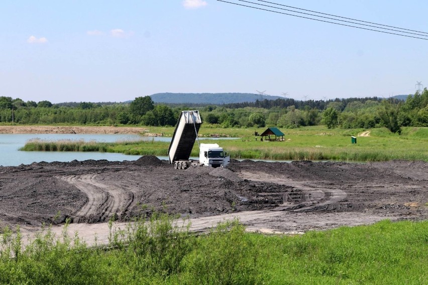 Ekolodzy alarmują! Ktoś odpadami węglowymi zasypuje polder w Babicach, który ma chronić Kraków przed powodzią!