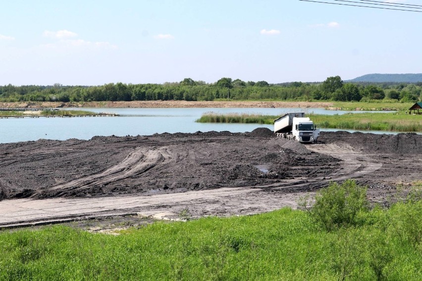 Ekolodzy alarmują! Ktoś odpadami węglowymi zasypuje polder w Babicach, który ma chronić Kraków przed powodzią!