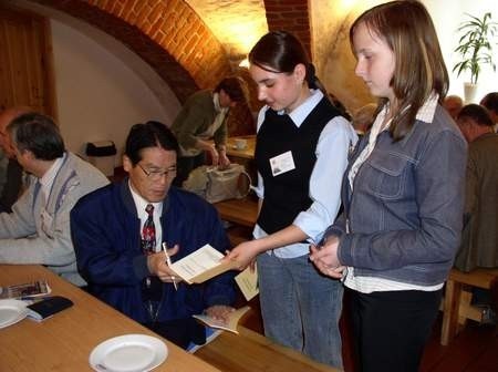Etsuo Miyoshi, prezydent Kompanii Korporacji SWANY z Japonii rozdawał autografy na swojej książce. Na zdjęciu z pelpliniankami Iwoną Kraszewską i Beatą Hejducką.