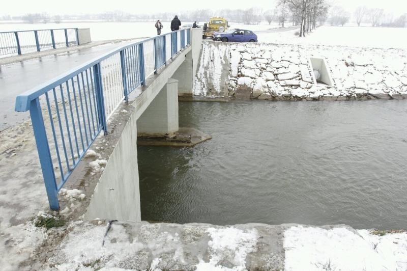 W Kotowicach do samochód osobowy wpadł do rzeki