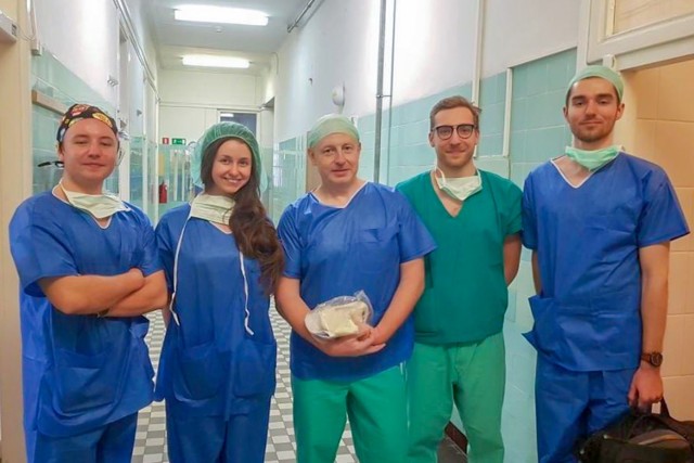 Niezwykłe spotkanie medycyny z inżynierią zaowocowało pierwszą w Polsce operacją wszczepienia implantu endoprotezy stawu biodrowego „custom-made” przy zastosowaniu technologii Microsoft HoloLens. Zabieg przeprowadził zespół Warszawskiego Uniwersytetu Medycznego.