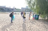 Światowy Dzień Sprzątania 2020. Warszawiacy przyłączyli się do akcji i wspólnie sprzątali plaże 