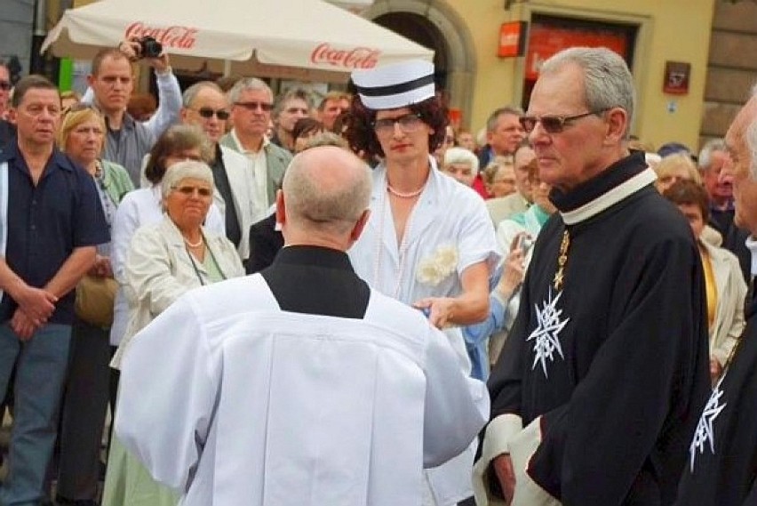 Człowiek-motyl powrócił w przebraniu pielęgniarki. Paweł ...