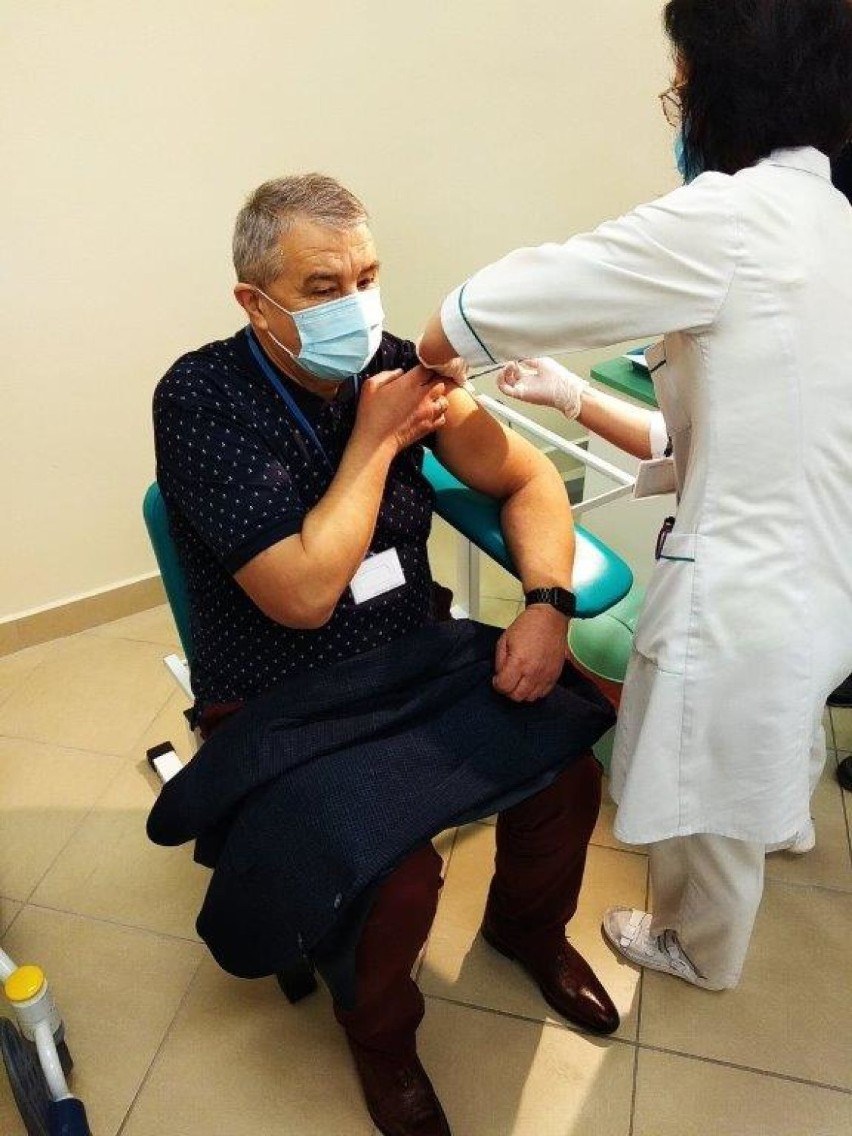 Szpital Wojewódzki w Suwałkach. Rozpoczęły się szczepienia przeciwko COVID-19 [Zdjęcia]