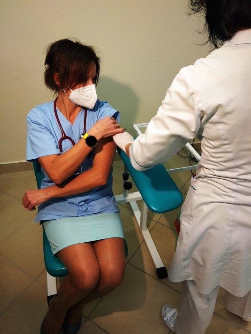 Szpital Wojewódzki w Suwałkach. Rozpoczęły się szczepienia przeciwko COVID-19 [Zdjęcia]