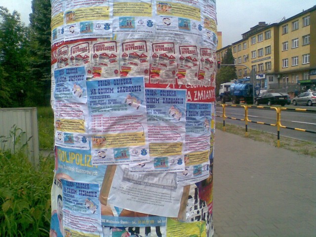 Zdjęcie nadesłane przez inicjatorów referendum w Wodzisławiu Śl. Na słupie przy ul. 26 marca zostały zalepione wszystkie plakaty informujące o referendum.