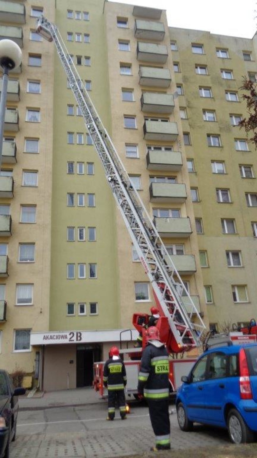 Spokojnie, to tylko ćwiczenia, albo co strażacy robią ostatnio pod blokami w Tczewie? [FOTOGALERIA]