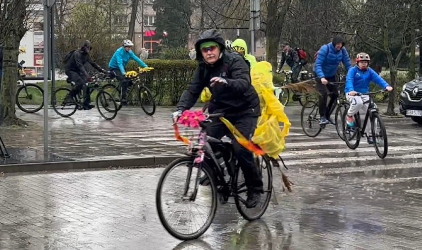 Mimo ulewnego deszczu, rowerzyści z rowerowo.pl w Radomsku...