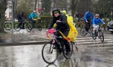 Rowerowe przywitanie wiosny w Radomsku z rowerowo.pl w strugach deszczu. FILM, ZDJĘCIA