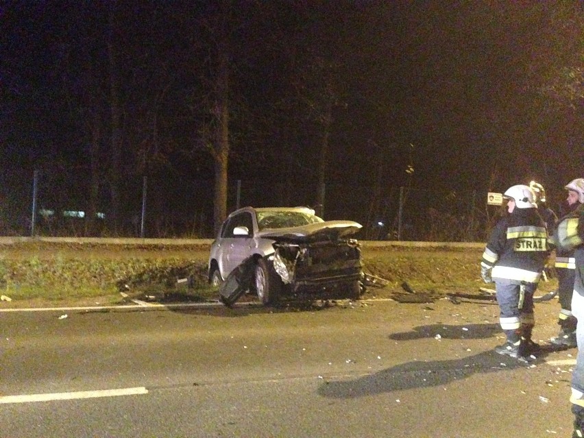 Wypadek w Krzeszowicach. Samochód osobowy zderzył się z ciężarówką w Krzeszowicach [ZDJĘCIA, WIDEO]