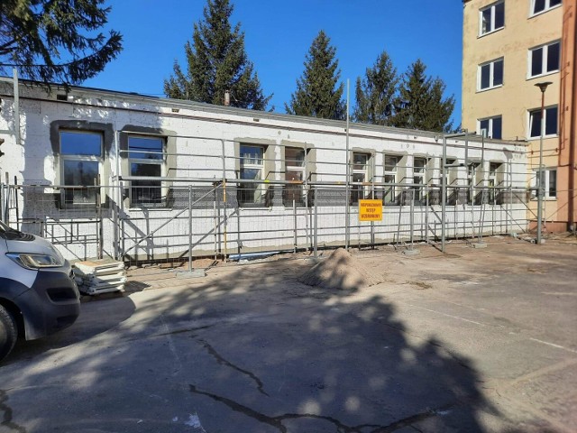 Trwa przebudowa części dawnego internatu Specjalnego Ośrodka Szkolno-Wychowawczego przy ulicy Sobieskiego dla Warsztatów Terapii Zajęciowej w Świebozinie.