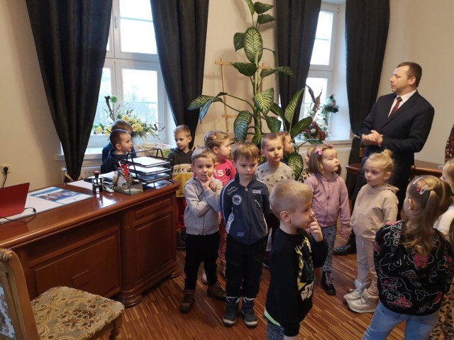 Przedszkolaki z Przedszkola Publicznego w Opatowie odwiedziły Urząd Miasta i Gminy w Opatowie i spotkały się z włodarzami miasta, którym przekazały „Serdeczną karteczkę”. Spotkanie odbyło się w ramach ogólnopolskiego projektu edukacyjnego.