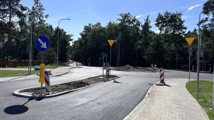 Trwają ostatnie szlify na nowym rondzie przy granicy powiatów bocheńskiego i brzeskiego. "Jest duże, wygodne i bezpieczne". WIDEO
