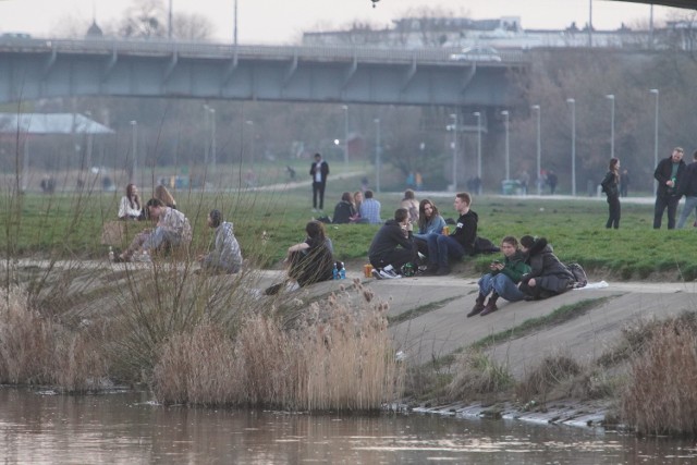 Mimo trwającej pandemii koronawiursa i stanu zagrożenia epidemicznego poznańska młodzież zdecydowała się odpocząć nad Wartą. Piknikujący i spacerowicze nie przejmują się zagrożeniem. 
Przejdź do kolejnego zdjęcia --->