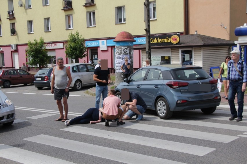 W Skarżysku policyjny radiowóz potrącił pieszą. Kobieta trafiła do szpitala (ZDJĘCIA)