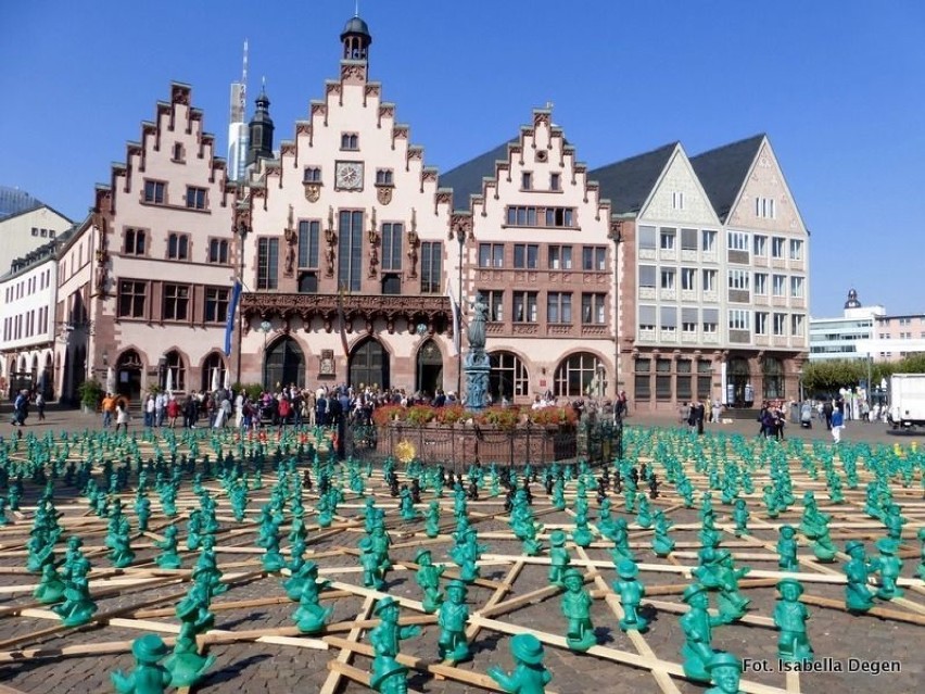 Na rynku starego miasta Römer, ustawiono ponad 2000 figurek...