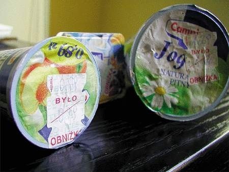 Jeden z łódzkich hipermarketów sprzedawał jogurty z zaklejoną datą ważności.