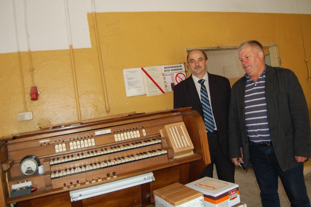 Marian Laskowski i Janusz Szalczewski prezentują zabytkowe organy. Obecnie są one przechowywane w magazynie