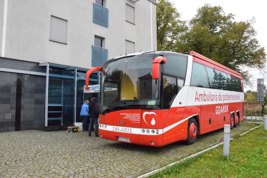 Pruszcz Gdański. Oddawali krew w krwiobusie. Chętnych krwiodawców było więcej niż pozwala reżim sanitarny |ZDJĘCIA