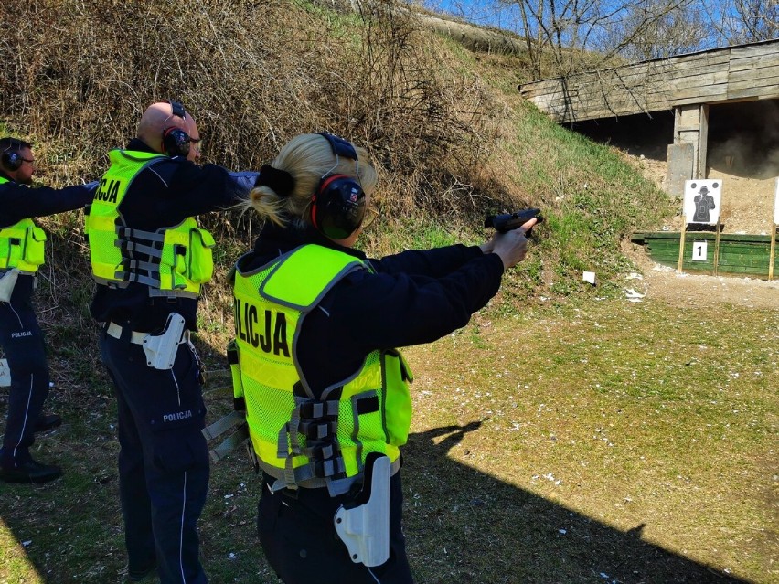 Łomżyńscy policjanci ćwiczą strzelanie pod okiem instruktorów [zdjęcia]