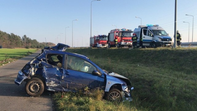 Jak informuje opolskie stanowisko kierowania, w sobotę około godziny 14.15 osobowy peugeot dachował na obwodnicy Opola w okolicy centrum handlowego Turawa Park.

Pogotowie ratunkowe pomocy udzieliło jednej osobie. Na miejscu była też policja, kt&oacute;ra ustala przyczyny wypadku oraz dwa zastępy z Komendy Miejskiej Państwowej Straży Pożarnej z Opola.